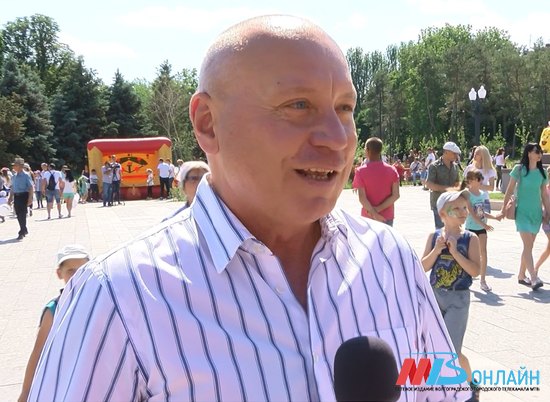 Виталий Лихачев посетил День молока на Центральной набережной Волгограда